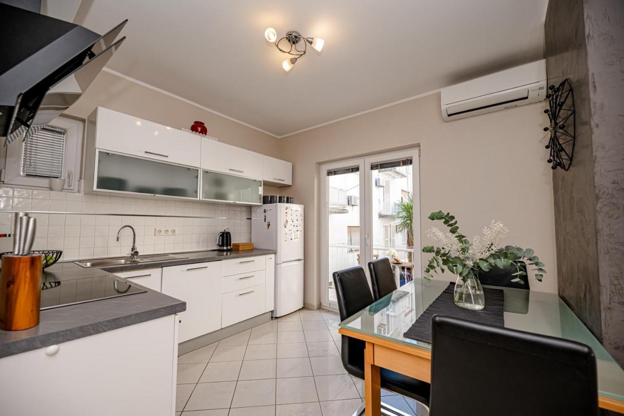Apartman Jakov With Balcony *